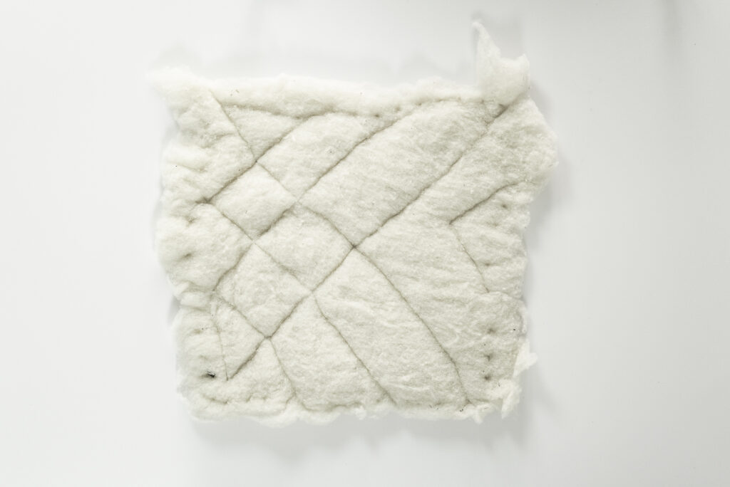 -Cushion Coussin de laine cardée cousu sur textile satinée de récupération. - 100 % laine de mantet Dimension 50cm x 50cm Rêve Moi